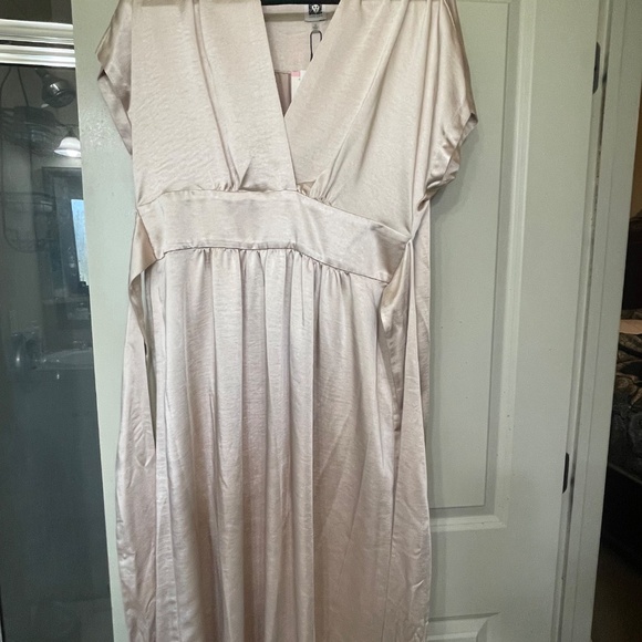 Crème colored satin dress - Picture 2 of 5